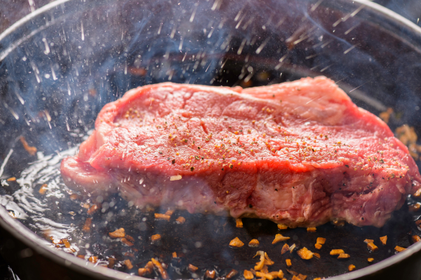 飲食店のシズル感ある料理動画の一場面