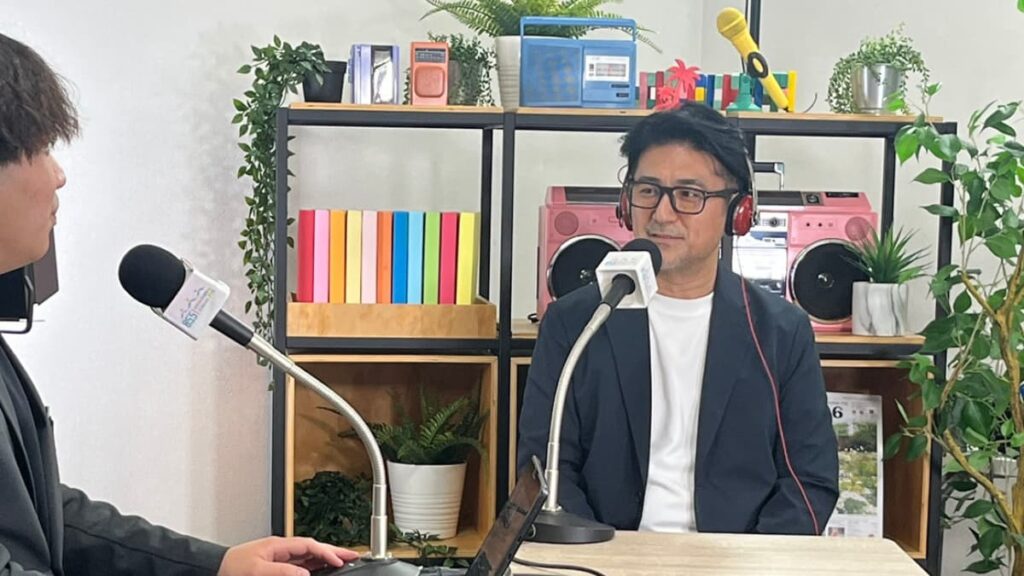 金沢シーサイドFMのラジオ番組でDX・AI研修と業務フローについて話す有限会社トップエージェント代表の渡邊哲郎